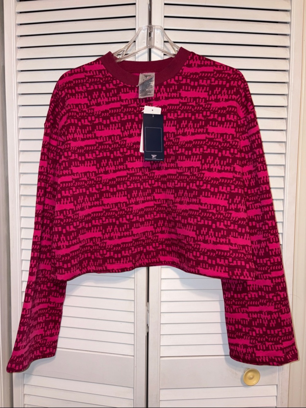 NWT Reebok Magenta and Dark Patterned Cropped Crewneck Sweatshirt Size M